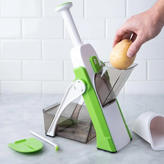 Mandoline-cuisine-inserer-patate-dans-le-compartiment