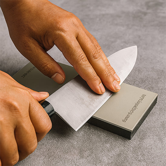 aiguiseur-couteau-personne-qui-aiguise-un-couteau-du-chef
