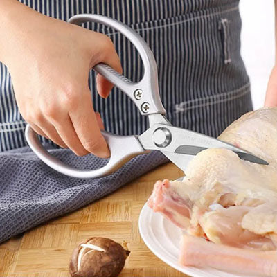 ciseaux-de-cuisine-personne-qui-coupe-un-poulet