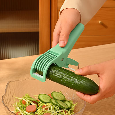 coupes-legumes-personne-qui-coupe-un-concombre