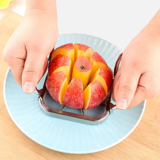coupes-legumes-personne-qui-tranche-une-pomme-dans-une-assiette