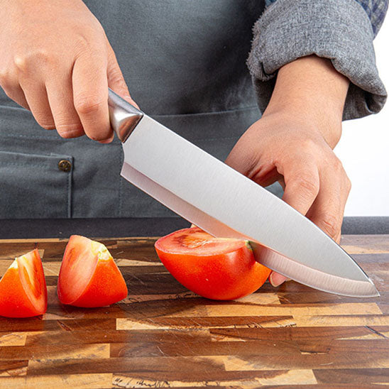 couteau-de-cuisine-personne-qui-coupe-une-tomate