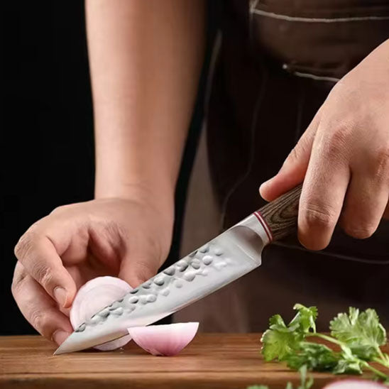 couteau-japonais-personne-qui-coupe-un-oignon