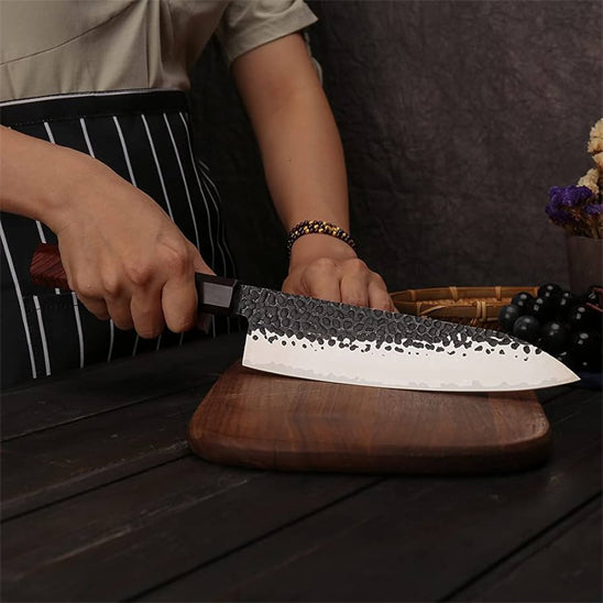 couteau-japonais-personne-qui-se-prepare-a-couper-sur-une-planche