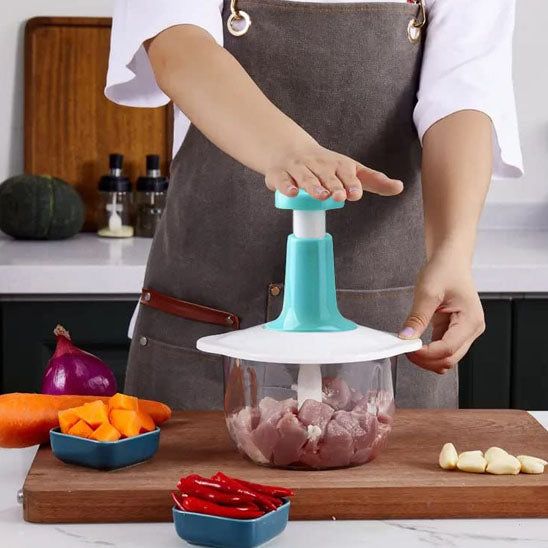 hachoir-personne-qui-pousse-le-bouton-pour-hacher-de-la-viande