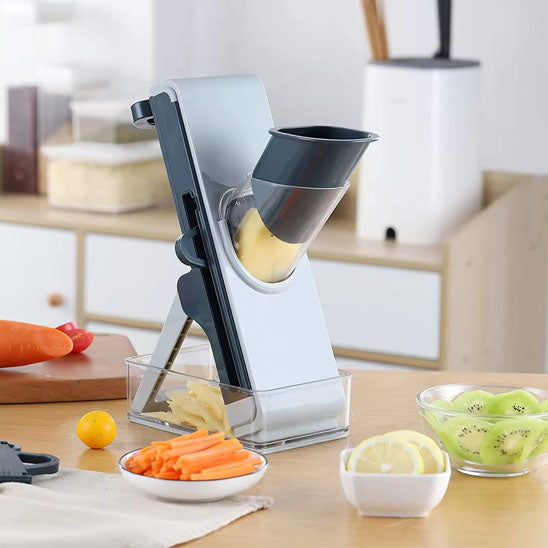 mandoline-cuisine-sur-la-table-avec-patate-a-l-interieur