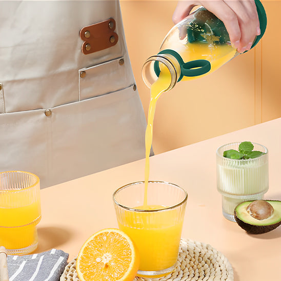 mini-mixeur-personne-qui-verse-du-jus-presser-dans-un-verre