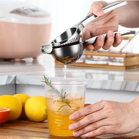 presse-agrume-personne-qui-presse-un-citron-dans-un-verre-sur-la-table