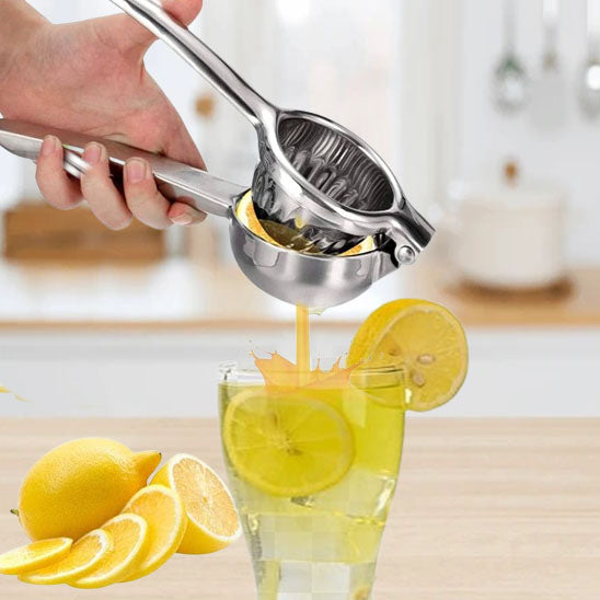 presse-agrume-personne-qui-presse-un-citron-dans-un-verre-sur-le-comptoir