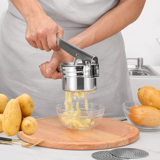 presse-puree-personne-qui-ecrase-des-patates-dans-un-bol