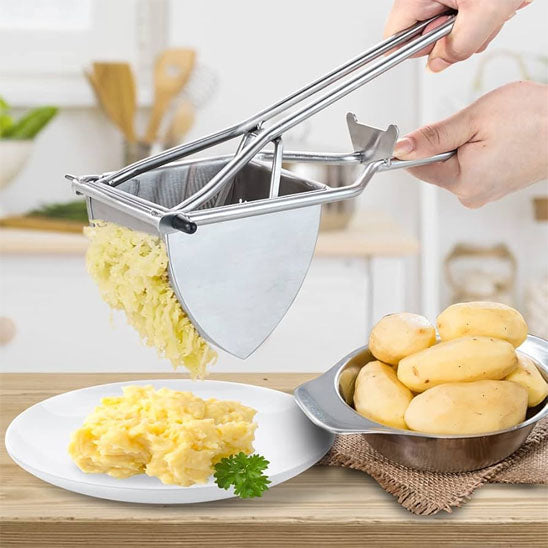presse-puree-personne-qui-ecrase-des-patates-sur-une-planche-a-decouper