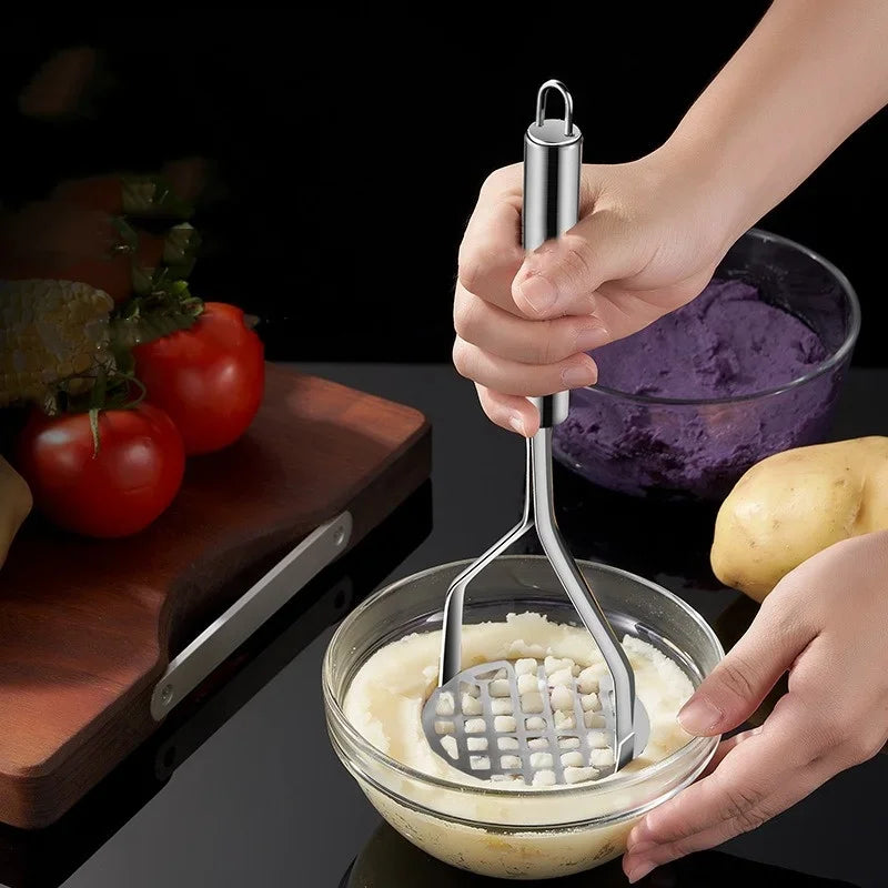 presse-puree-personne-qui-ecrase-des-pommes-terre-dans-un-bol-sur-le-comptoir