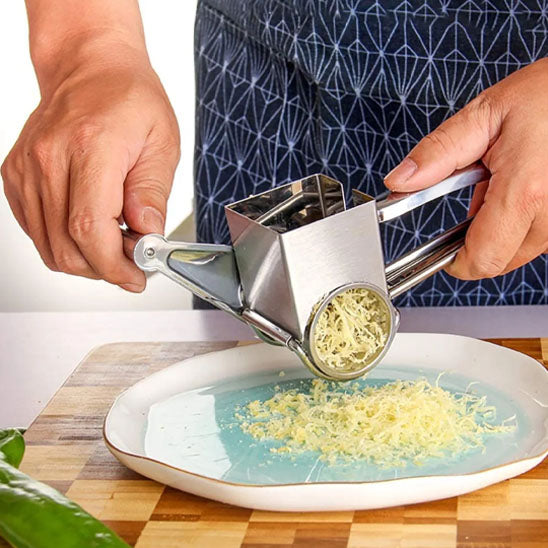 rape-a-fromage-personne-qui-rape-du-parmesan-dans-une-assiette