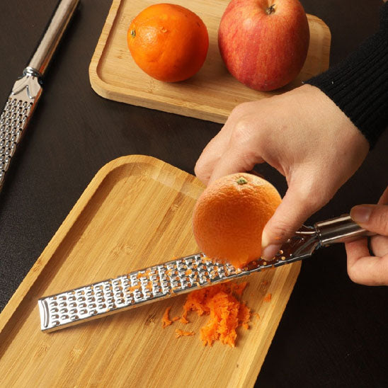 rape-a-fromage-personne-qui-zeste-un-orange