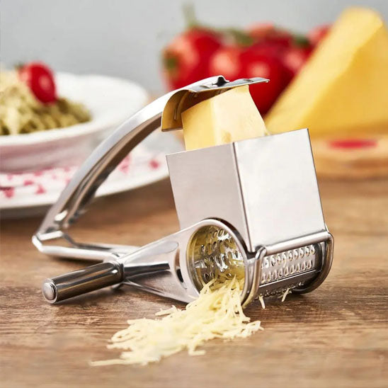 rape-a-fromage-sur-la-table-avec-du-fromage-a-l-interieur