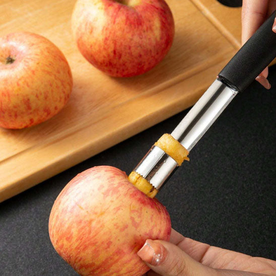 vide-pomme-personne-qui-enleve-le-noyau-d-une-pomme-sur-la-table