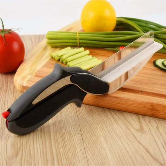 Ciseaux-de-cuisine-sur-planche