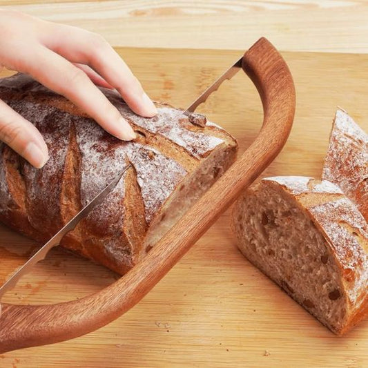 Couteau-a-pain-coupe-miche-sur-planche-de-travail