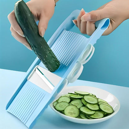 Mandoline-cuisine-trancher-cocombre-dans-une-assiette