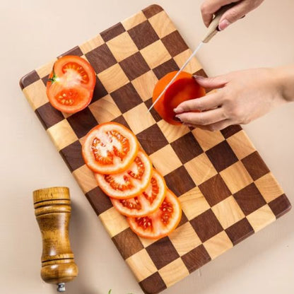 Planche-a-decouper-couper-une-tomate
