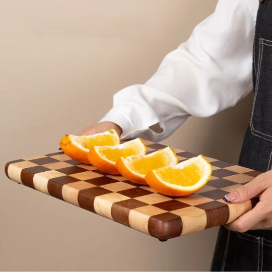 Planche-a-decouper-en-hetre-presentation-orange-couper