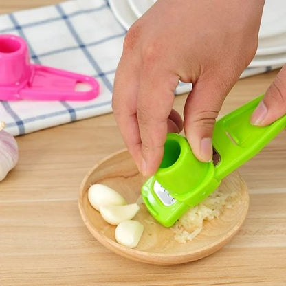 Presse-ail-hacher-dans-petit-assiette-en-bois