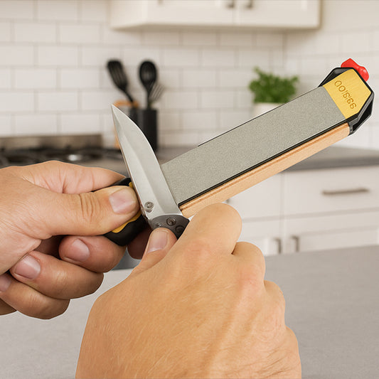 aiguiseur-couteau-personne-qui-aiguise-un-couteau-dans-une-cuisine
