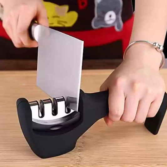 aiguiseur-couteau-personne-qui-aiguise-un-couteau-de-boucher