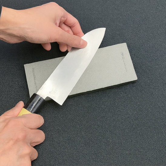 aiguiseur-couteau-personne-qui-aiguise-un-couteau-de-boucher