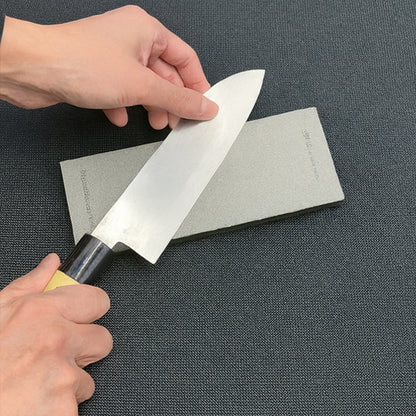 aiguiseur-couteau-personne-qui-aiguise-un-couteau-de-boucher