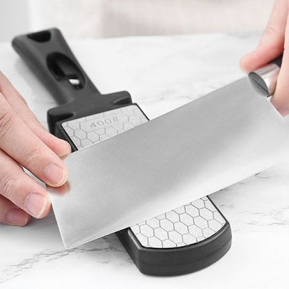 aiguiseur-couteau-personne-qui-aiguise-un-couteau-de-boucher