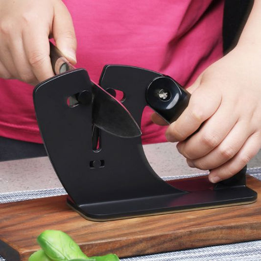 aiguiseur-couteau-personne-qui-aiguise-un-couteau-sur-une-planche-dans-une-cuisine