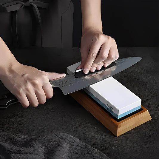 aiguiseur-couteau-personne-qui-aiguise-un-couteau