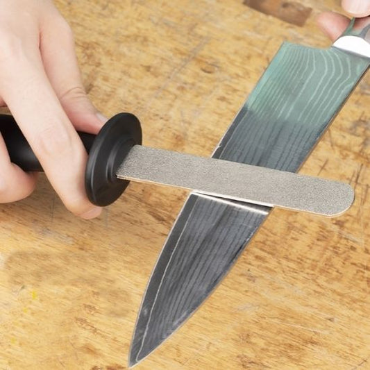 aiguiseur-couteau-personne-qui-aiguise-un-couteau