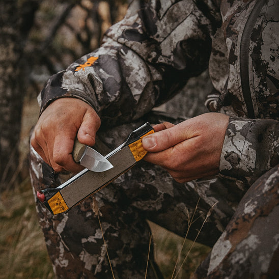 aiguiseur-couteau-personne-qui-un-couteau-de-chasse