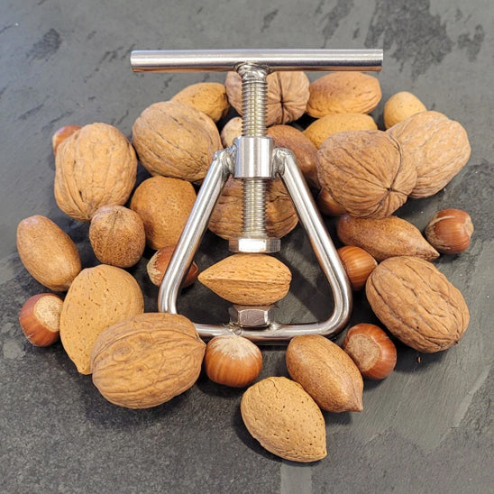 casse-noix-avec-une-noix-pret-a-etre-casser