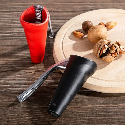 casse-noix-noir-et-rouge-sur-la-table-avec-noix