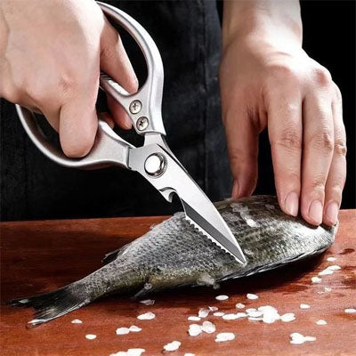ciseaux-de-cuisine-personne-qui-coupe-un-poisson