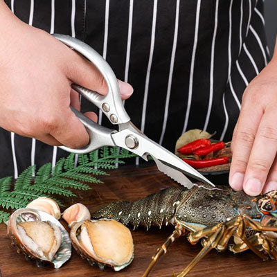 ciseaux-de-cuisine-personne-qui-decoupe-un-homard