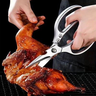 ciseaux-de-cuisine-personne-qui-decoupe-un-poulet-sur-le-bbq