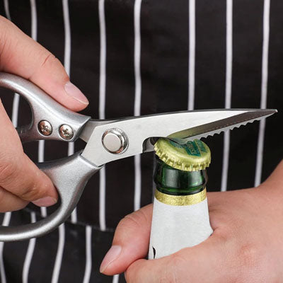 ciseaux-de-cuisine-personne-qui-ouvre-une-bouteille