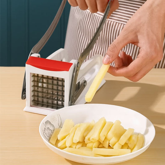 coupe-frites-personne-qui-coupe-des-patates-pour-faire-des-frites
