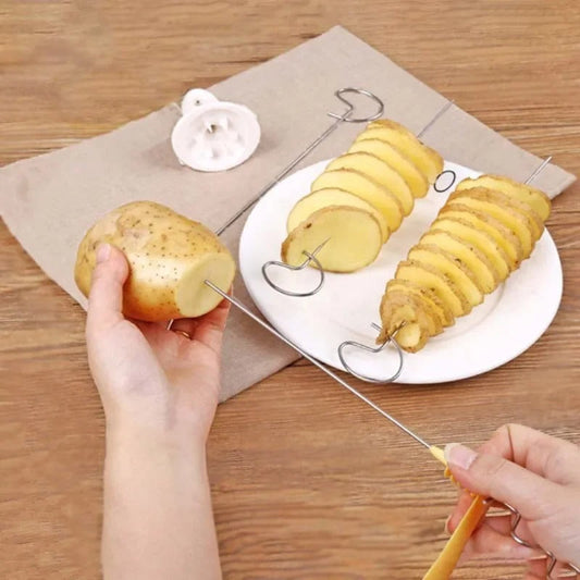 coupes-legumes-brochette-patate-dans-assiette-sur-table