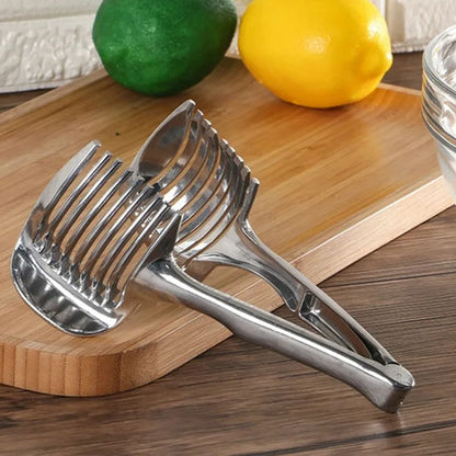 coupes-legumes-en-acier-inoxydable-sur-la-planche-a-decouper