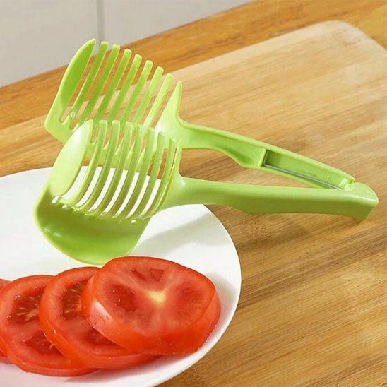 coupes-legumes-en-plastique-sur-la-planche-a-decouper