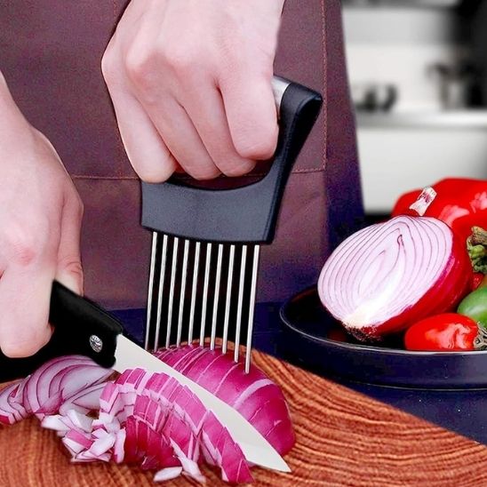 coupes-legumes-personne-qui-coupe-un-oignon-rouge-en-cube