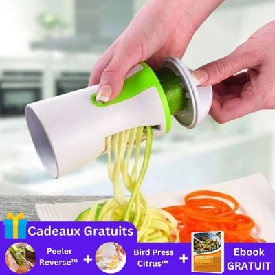 coupes-legumes-personne-qui-fait-des-spaghettis-de-courgette