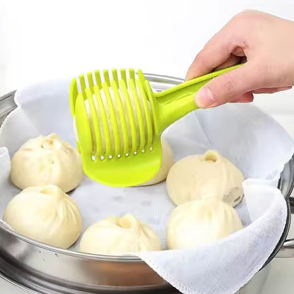 coupes-legumes-personne-qui-prend-de-la-nourriture-dans-un-chaudron