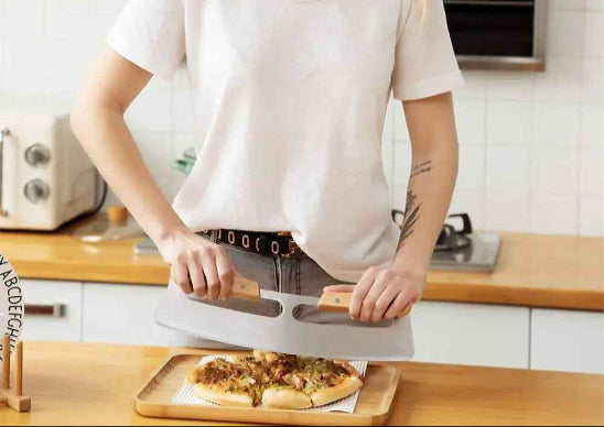 couteau-a-pizza-personne-qui-coupe-une-pizza