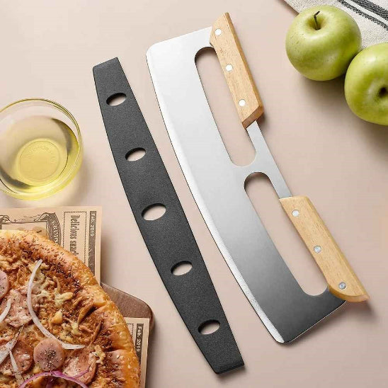 couteau-a-pizza-sur-comptoir-avec-pizza